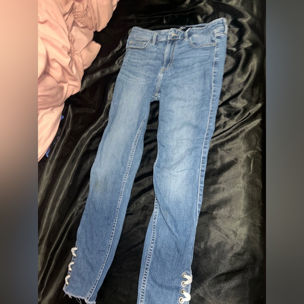 Hollister high rise super skinny crop jeans. Size 7R. W28 L26.